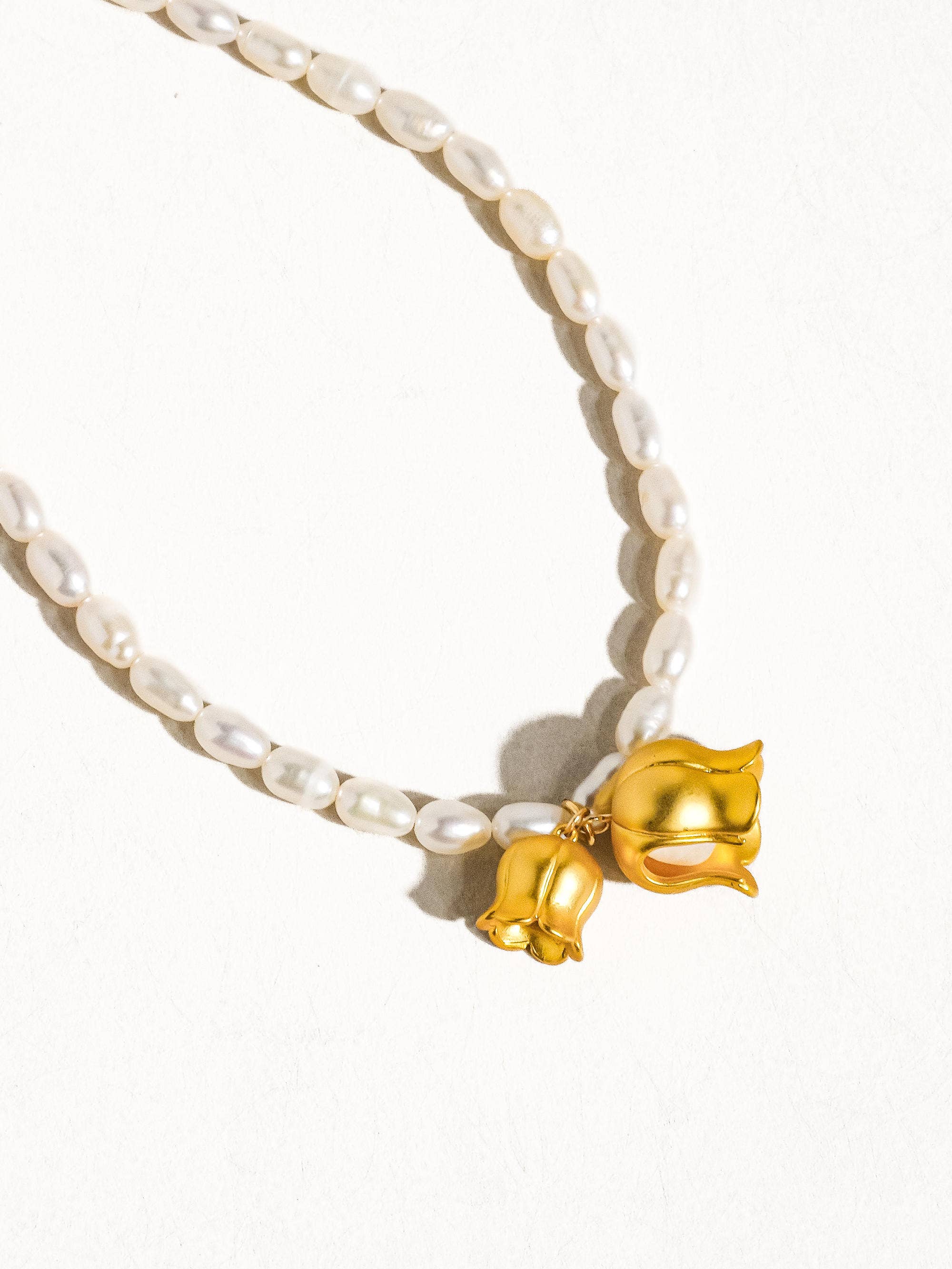 Or jaune Collier Monroe en forme de campanule en métal doré mat 18 carats en vente sur Faire