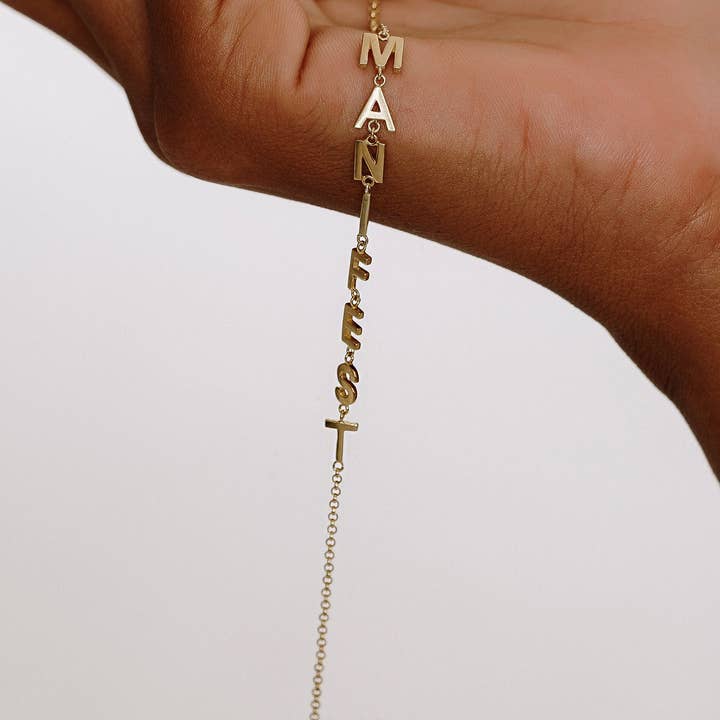 Le bracelet Manifest pour la vente par The Crystal Boutique