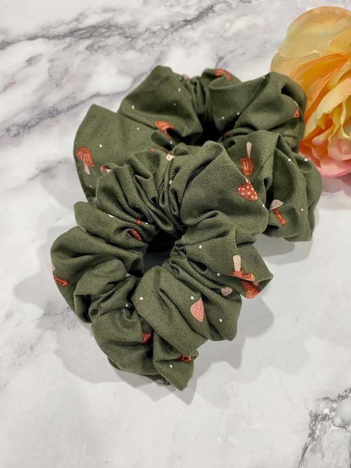 Chouchous aux champignons Cottage Core pour la vente par Wild Child Studio Co