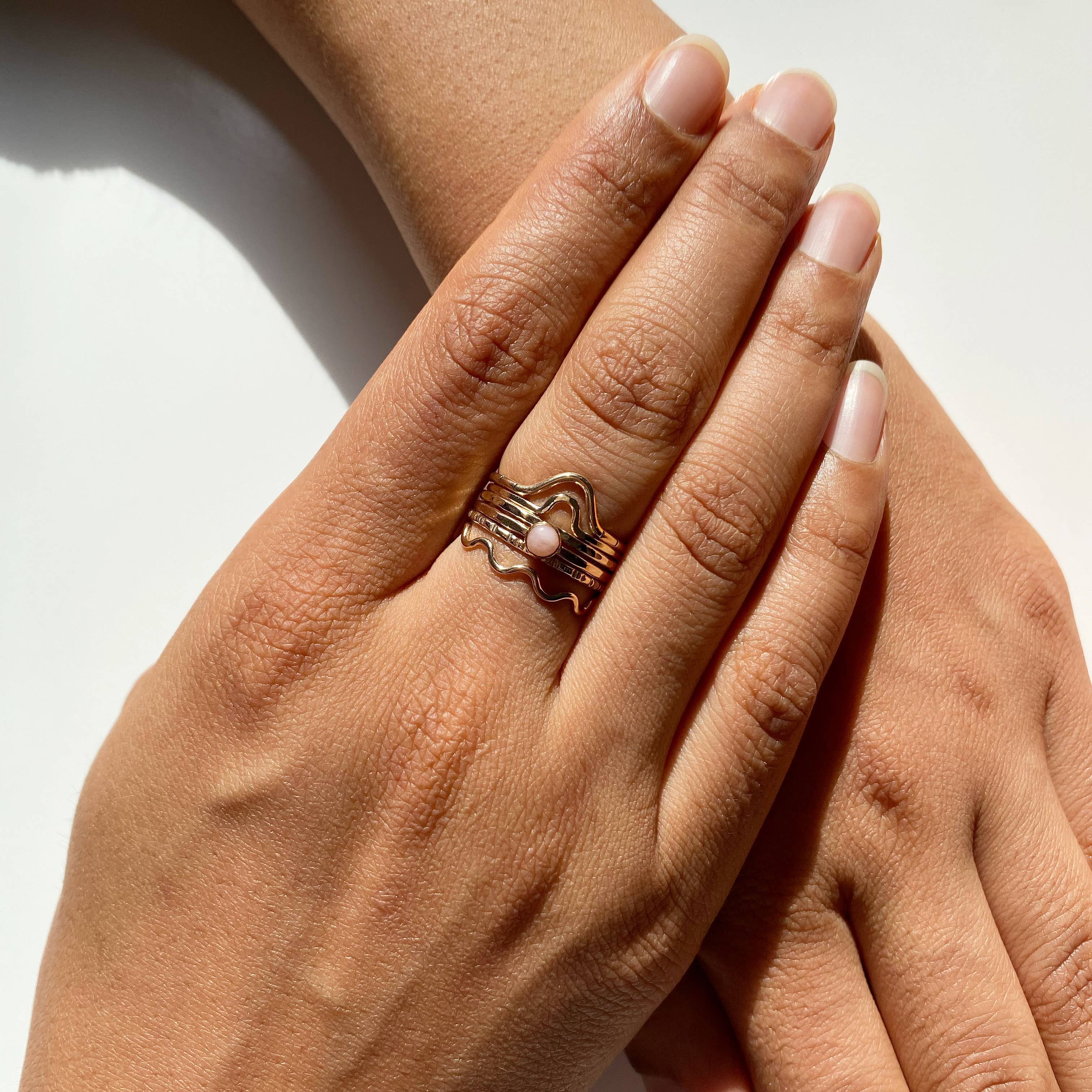 Goldeluxe Jewelry – Engroshandel Båndring – Wavy Ripple Stacking Ring - Guld Fyld3