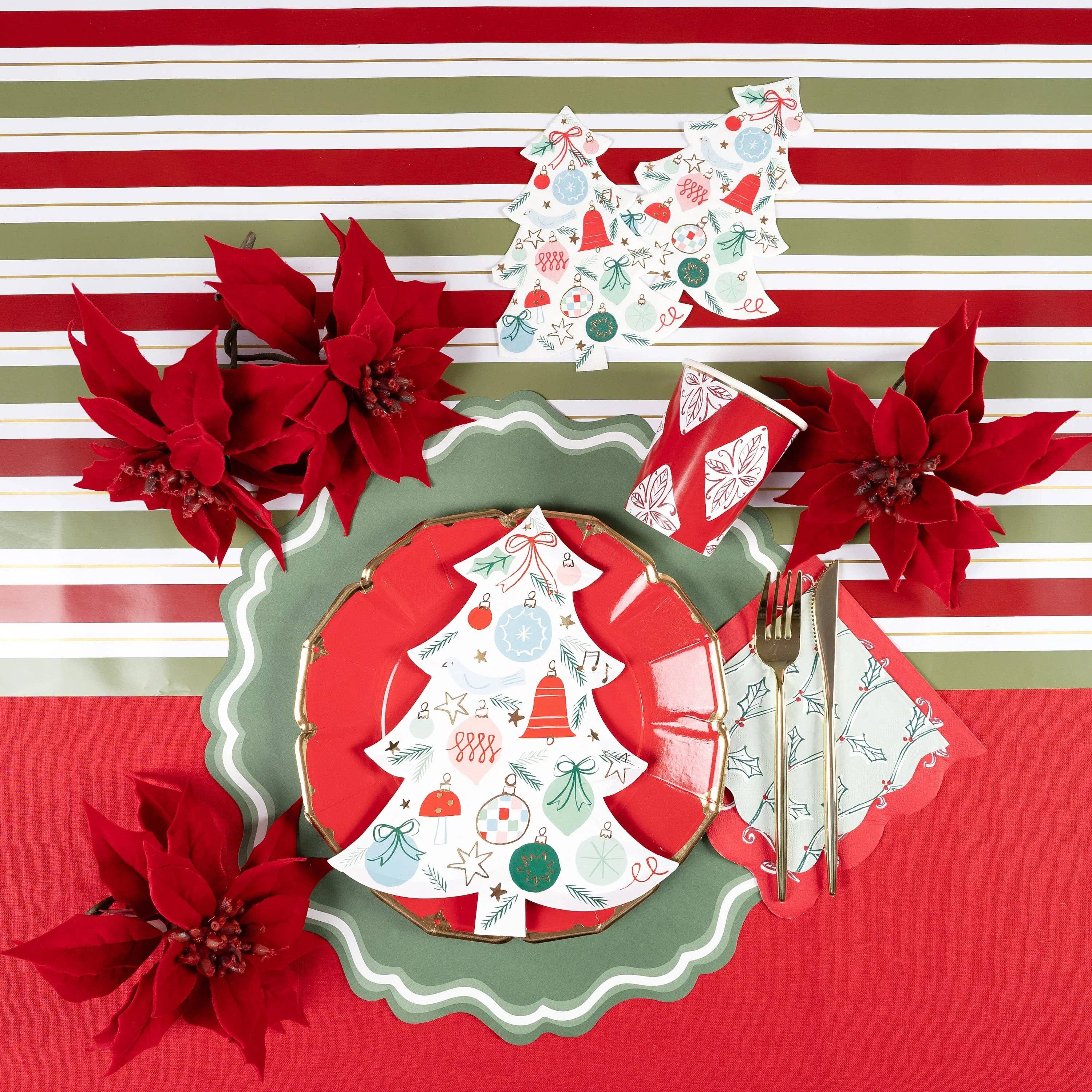 Gatherings by Curated Paperie - Venta al por mayor Mantelito desechable - MCL23-PL4- Salvamanteles de Papel Verde con Diseño de Escalopado Elegante4