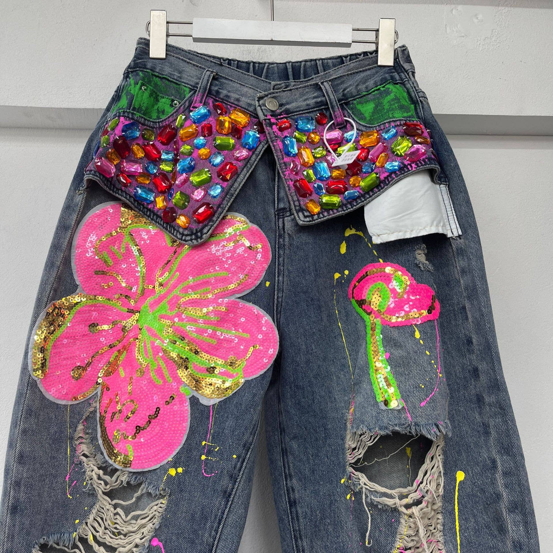 Blu scuro Jeans strappati con stampa floreale, paillettes e strass colorati. in vendita all'ingrosso su Faire1