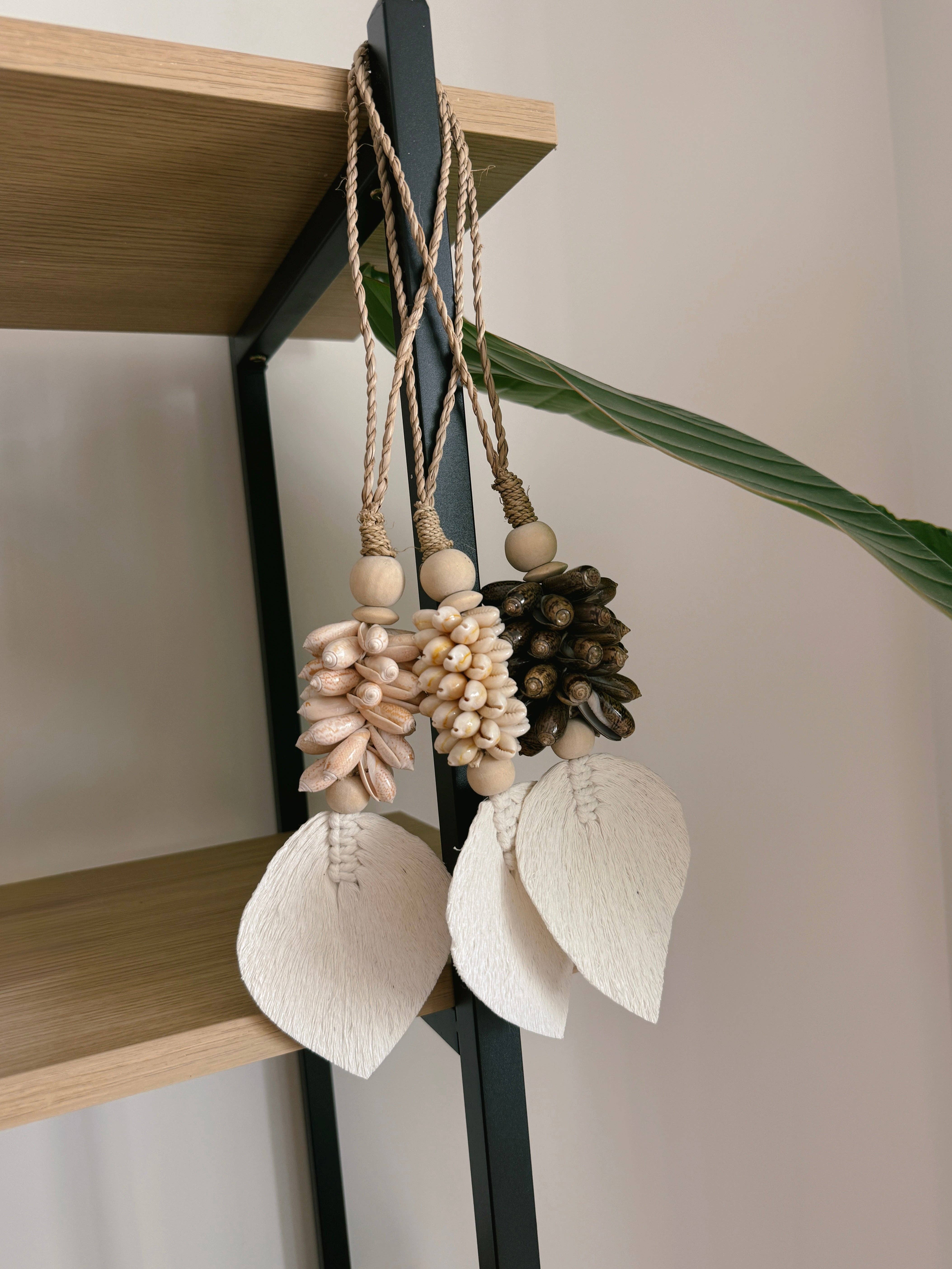 Uma Cantik - Wholesale Decorative Tassel/Wall Drop - Acessório Decorativo Alor Cowrie Leaf