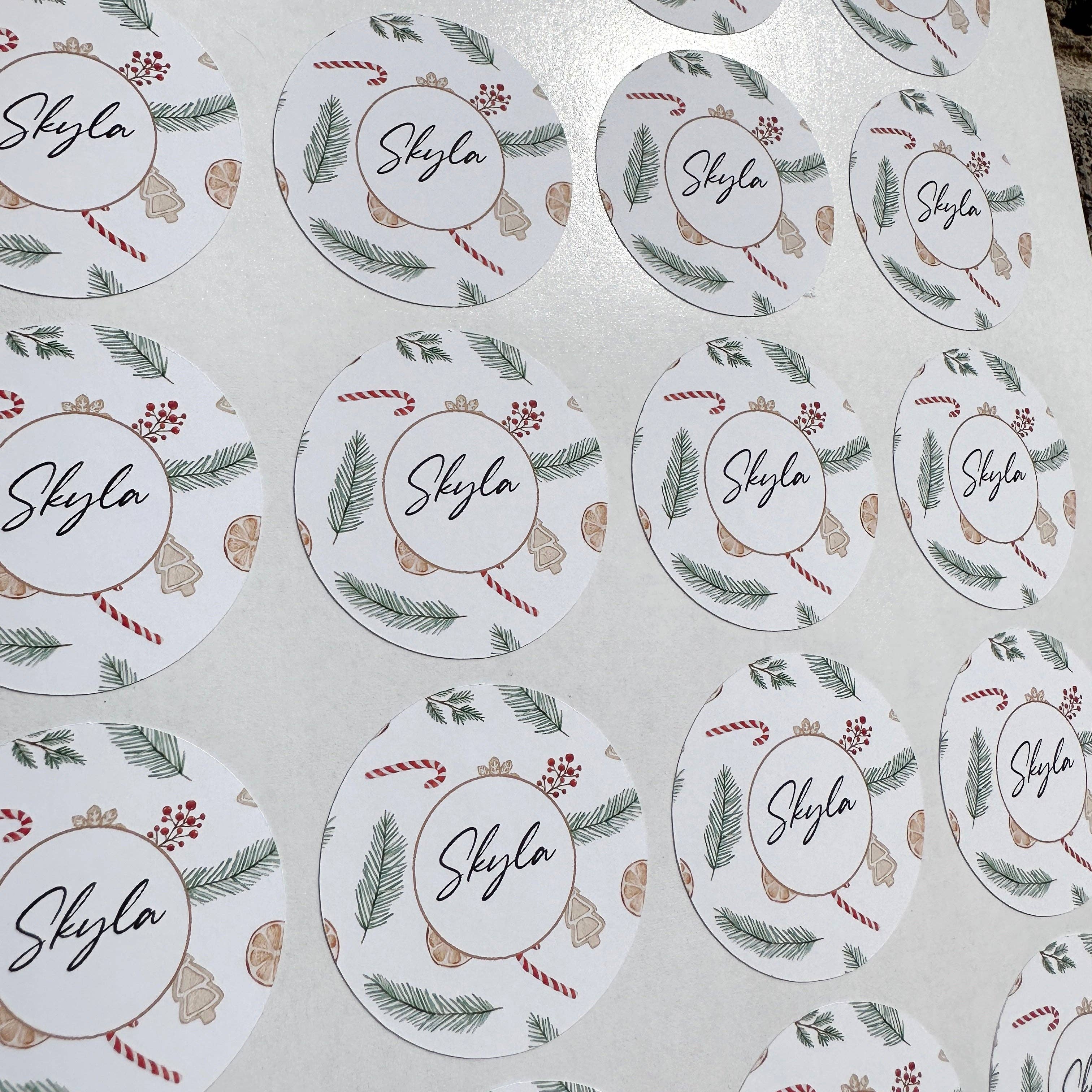 WinsterCreations™ - Venta al por mayor Etiquetas de regalos - Hoja de 24 pegatinas personalizadas con nombre de bastón de caramelo neutro para regalos de Navidad, etiquetas de regalo, pegatinas navideñas0