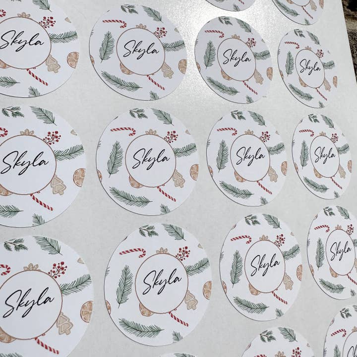 WinsterCreations™ - Venta al por mayor Etiquetas de regalos - Hoja de 24 pegatinas personalizadas con nombre de bastón de caramelo neutro para regalos de Navidad, etiquetas de regalo, pegatinas navideñas