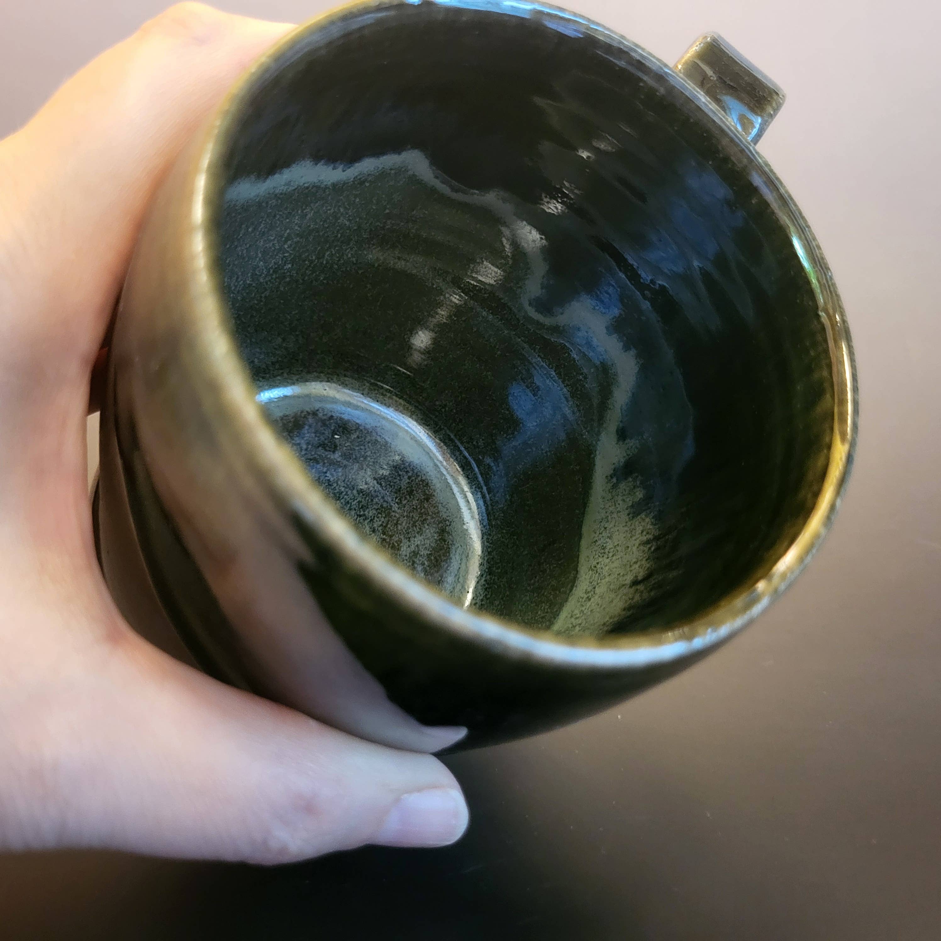 Divine Vessels Pottery - Vente Tasse à café - Emblème stylisé de Bigfoot avec glaçure vert foncé5