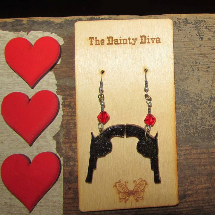 The Dainty Diva Jewelry - Vendita all'ingrosso Orecchini pendenti - Orecchini pendenti Annie Get Your Gun