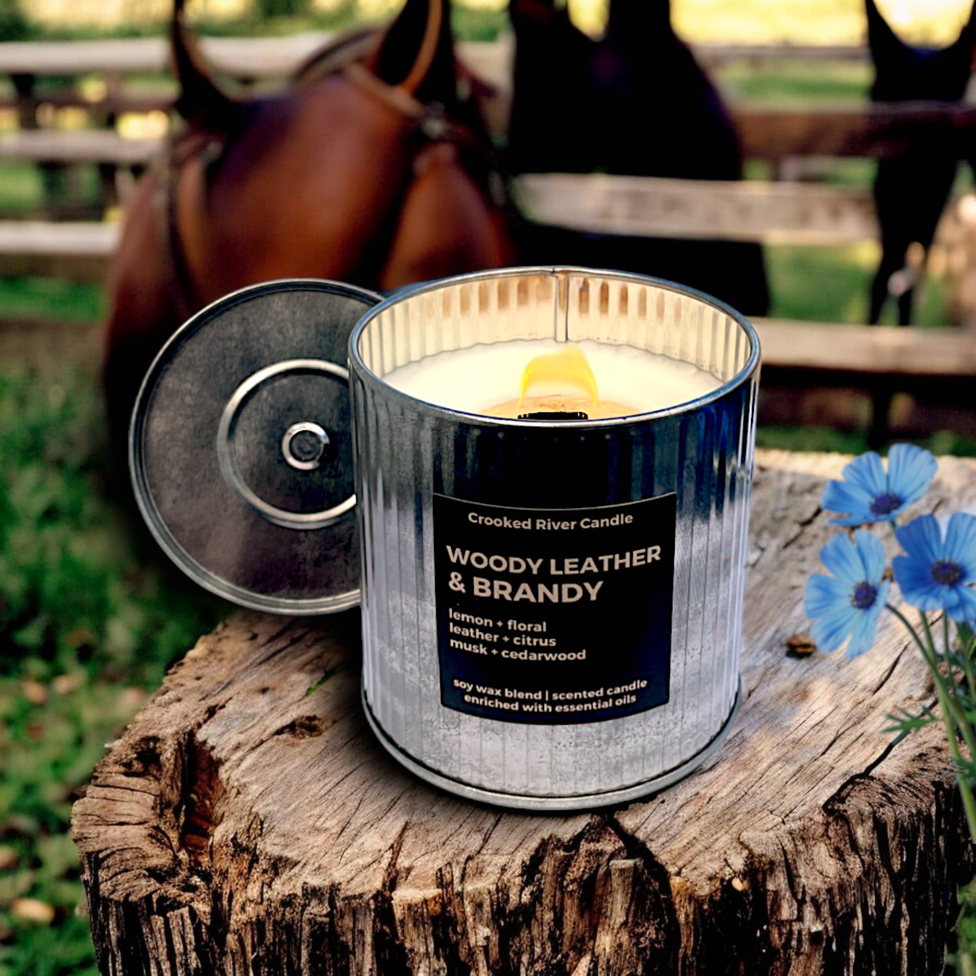 Crooked River Candle - Venta al por mayor Velas en tarros - Vela de Cuero y Brandy Amaderado | Lata Rústica | Mecha de Madera