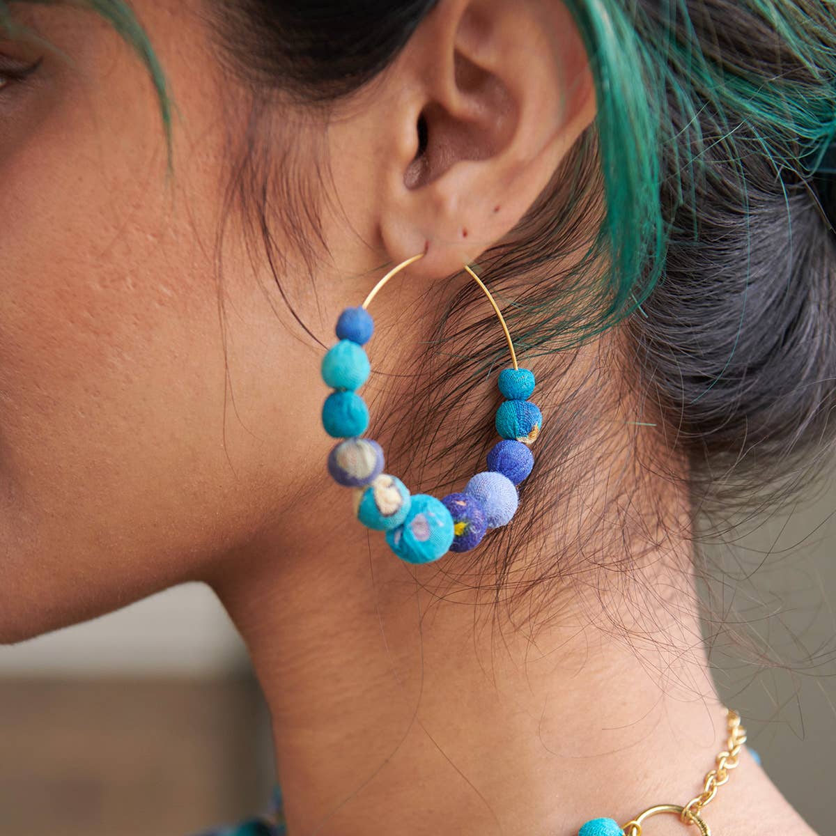 WorldFinds - Venta al por mayor Pendientes de aro - Aros graduados Kantha Azure1
