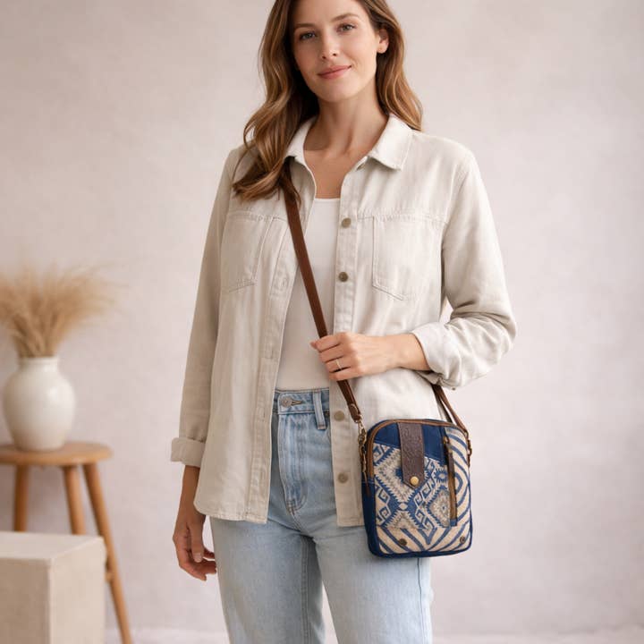 Bolso Bandolera de Lona Reciclada y Cuero Dezy Hecho a Mano para venta al por mayor de Hopofly Bags