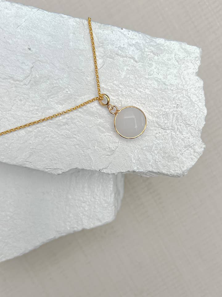 Collier Rond Blanc Jade Plaqué Or pour la vente par Roc Jewellery