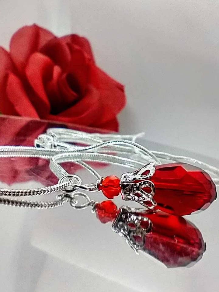 Pendentif Goutte de Grenat Rouge Collier Pierre de Naissance de Janvier pour la vente par Bad Apple Designs