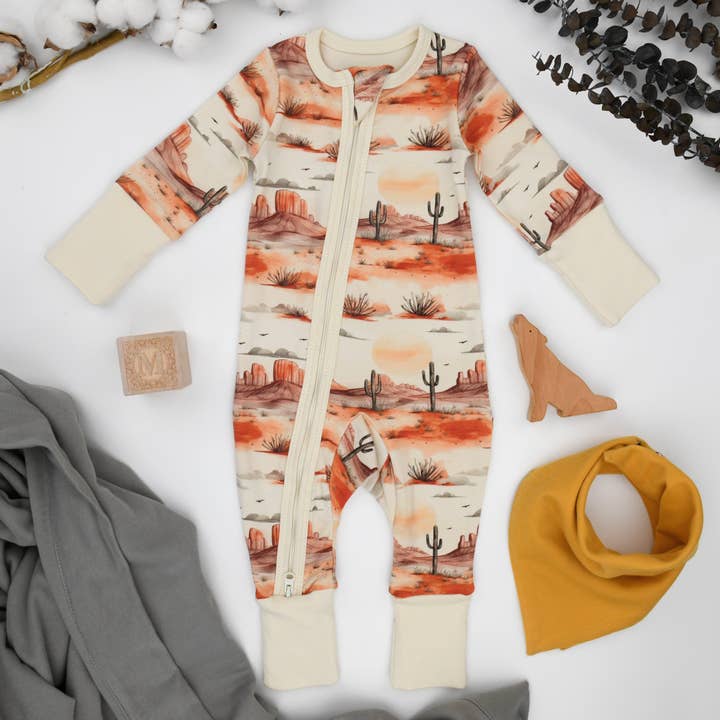 Pyjama pour bébé en coton biologique avec fermeture éclair bidirectionnelle et fermeture éclair sur le devant, Cliff pour la vente par Earthy