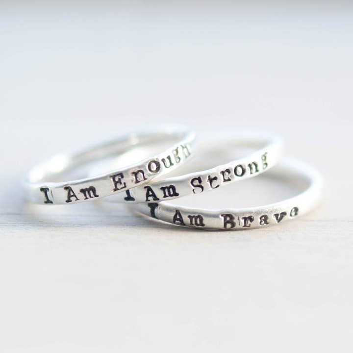 Sterling zilveren ringen voor dames | Ik ben sterk, ik ben dapper, ik ben genoeg ringtrio voor wholesale door Simpli Stamped