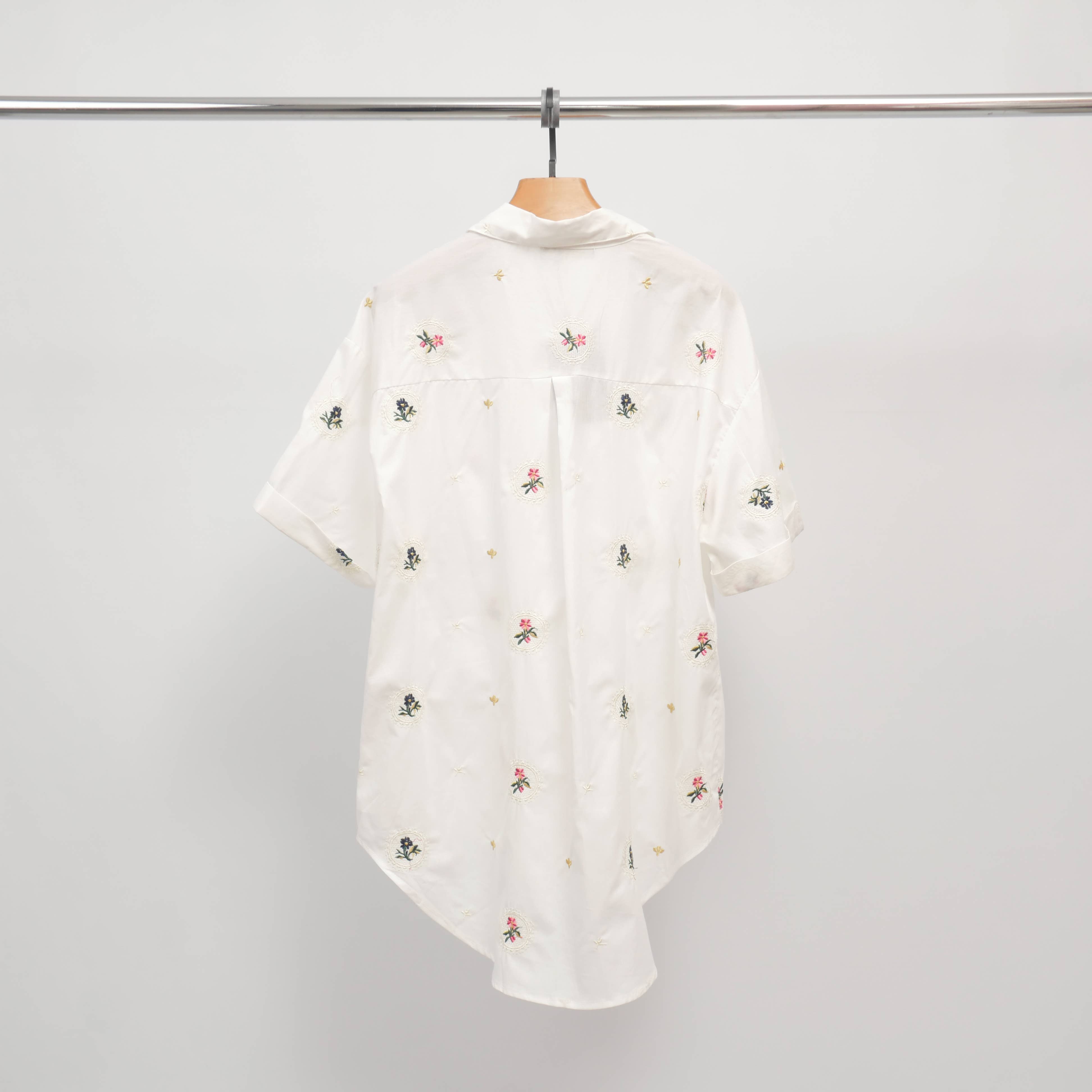 Hvid Bomuldsskjorte med blomsterbroderi FIT4762533 for engroshandel på Faire7