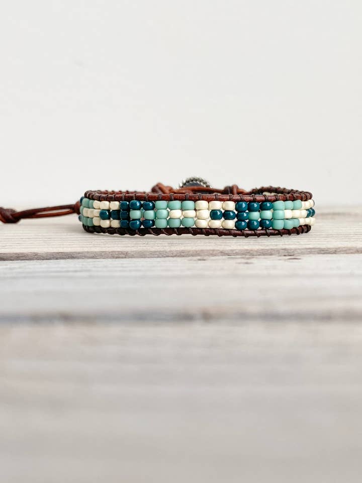 Perlet læderindpakningsarmbånd - geometrisk blågrøn for engroshandel hos Julie Ellyn Designs