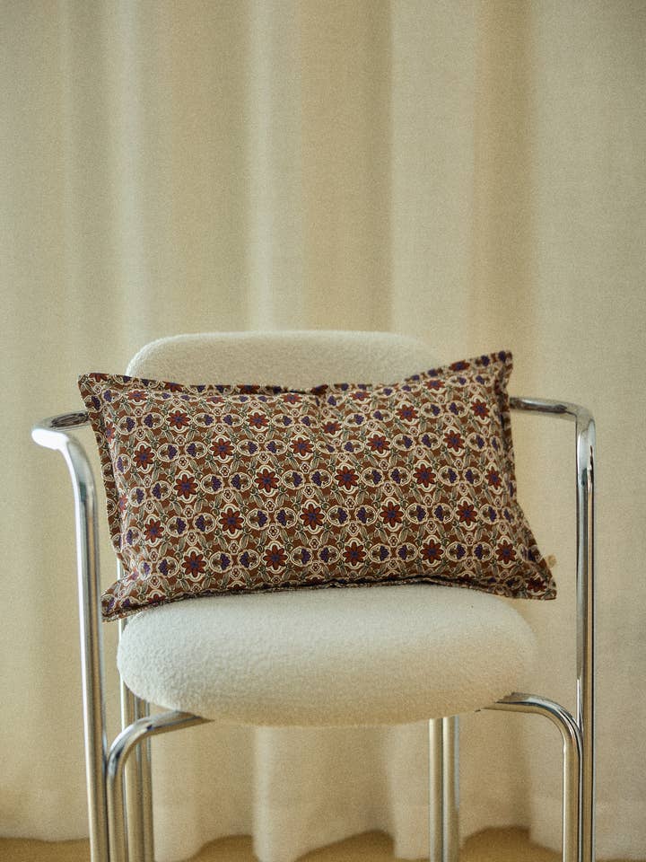 Coussin en coton Taormina Bijou Rubis avec Garnissage pour la vente par Gabrielle Paris