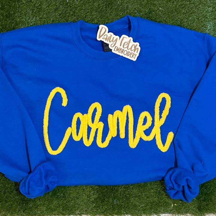 Sweat-shirt brodé en fil Carmel pour la vente par Daily Fetch KC