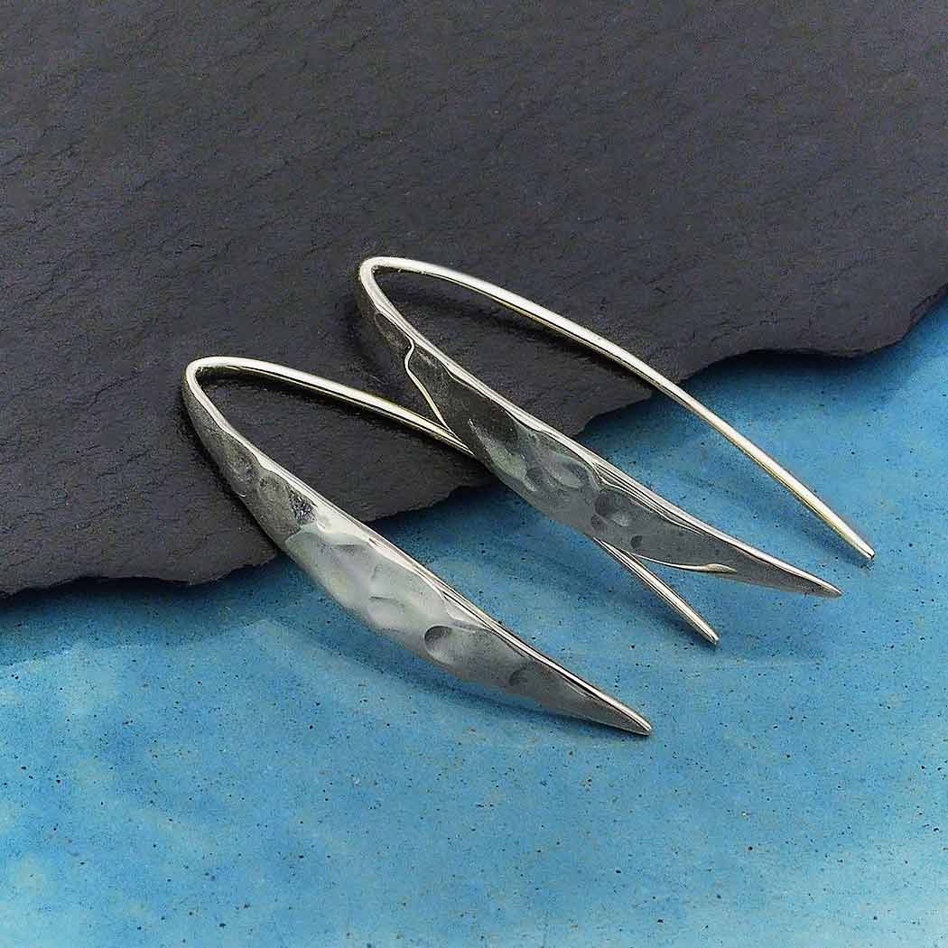 Nina Designs – wholesale Hängande örhängen – Sterling Silver Hammered Arc Örhängen