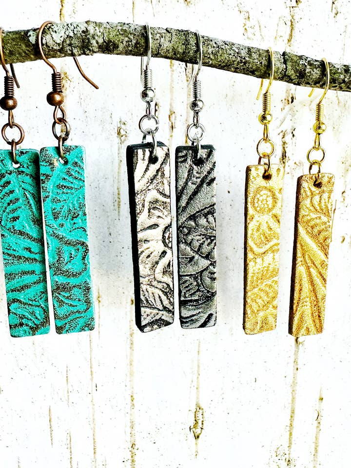 Orecchini in pelle goffrata a barre, rettangolari Boho Minimal per la vendita all'ingrosso da parte di KardiKlips