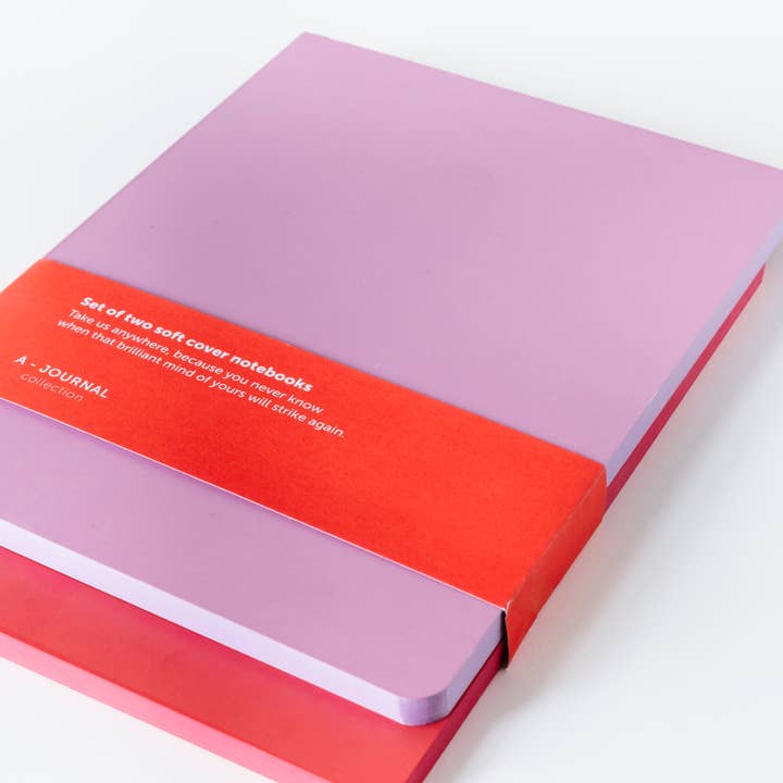 Coral e lilás Conjunto A-Journal com 2 cadernos A5 com capa flexível coral e lilás para venda a revendedores na Faire1