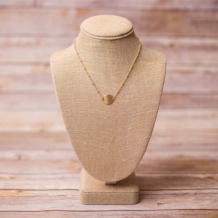 Collier à pendentif ovale martelé pour la vente par Swara Jewelry LLC