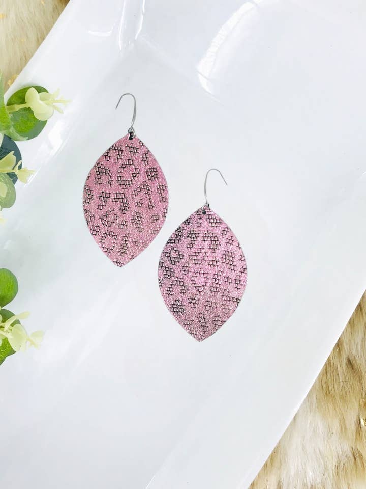 Boucles d'oreilles holographiques en cuir léopard - E19-1863 pour la vente par Magnolia & Peach Jewelry Boutique, LLC