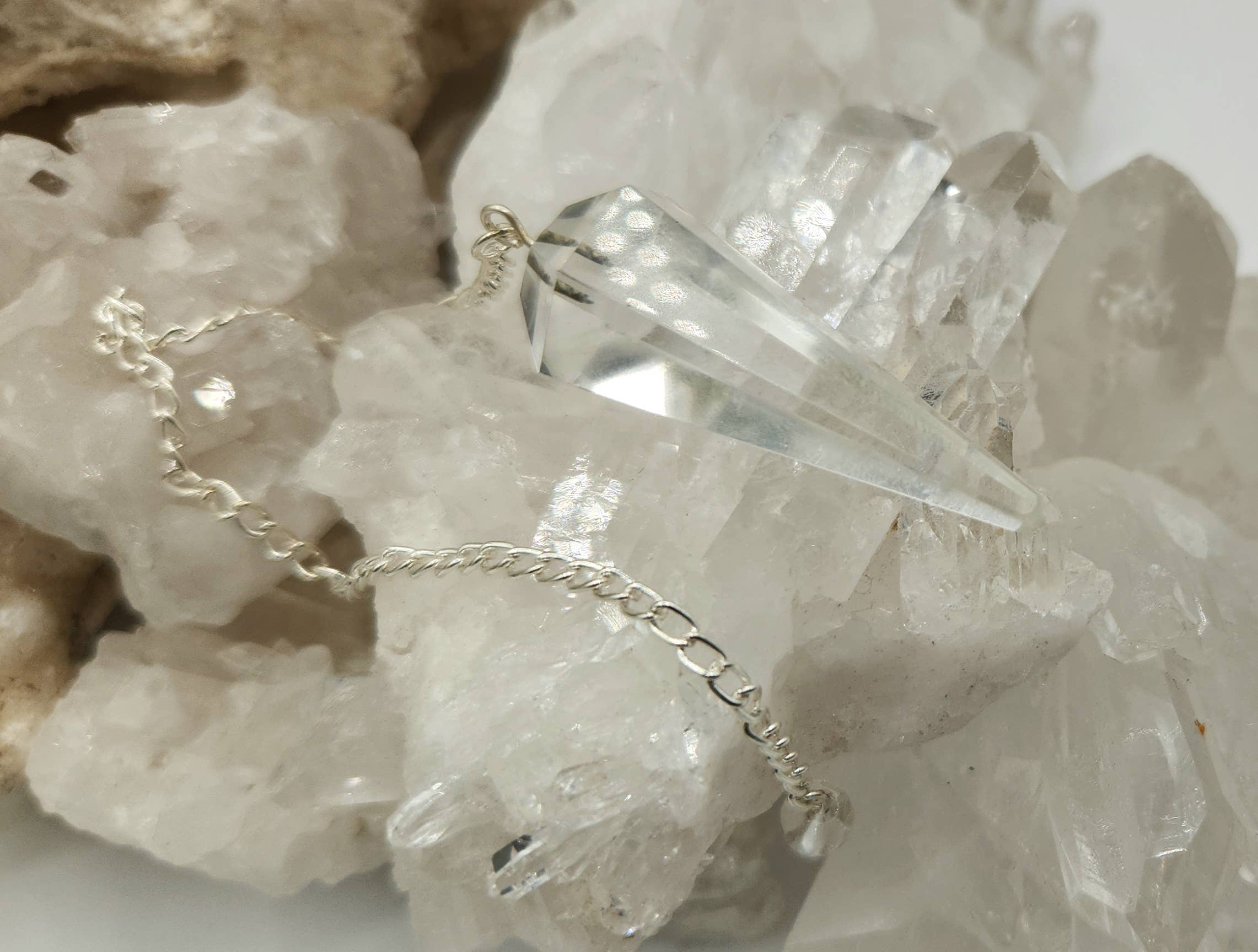 Meraki Gemstones – wholesale Pendelbräda – Klar kvarts pendel med silverpläterad kedja5