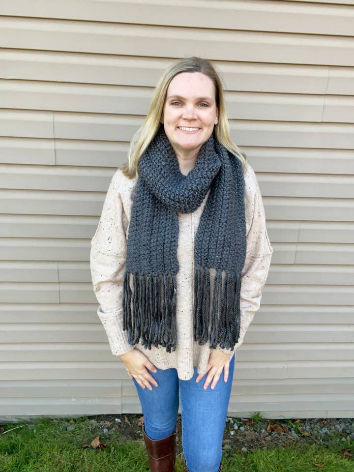 Mörkgrå färgad halsduk, lång stickad halsduk, tjock stickad halsduk för wholesale av Megan Louise Crafts