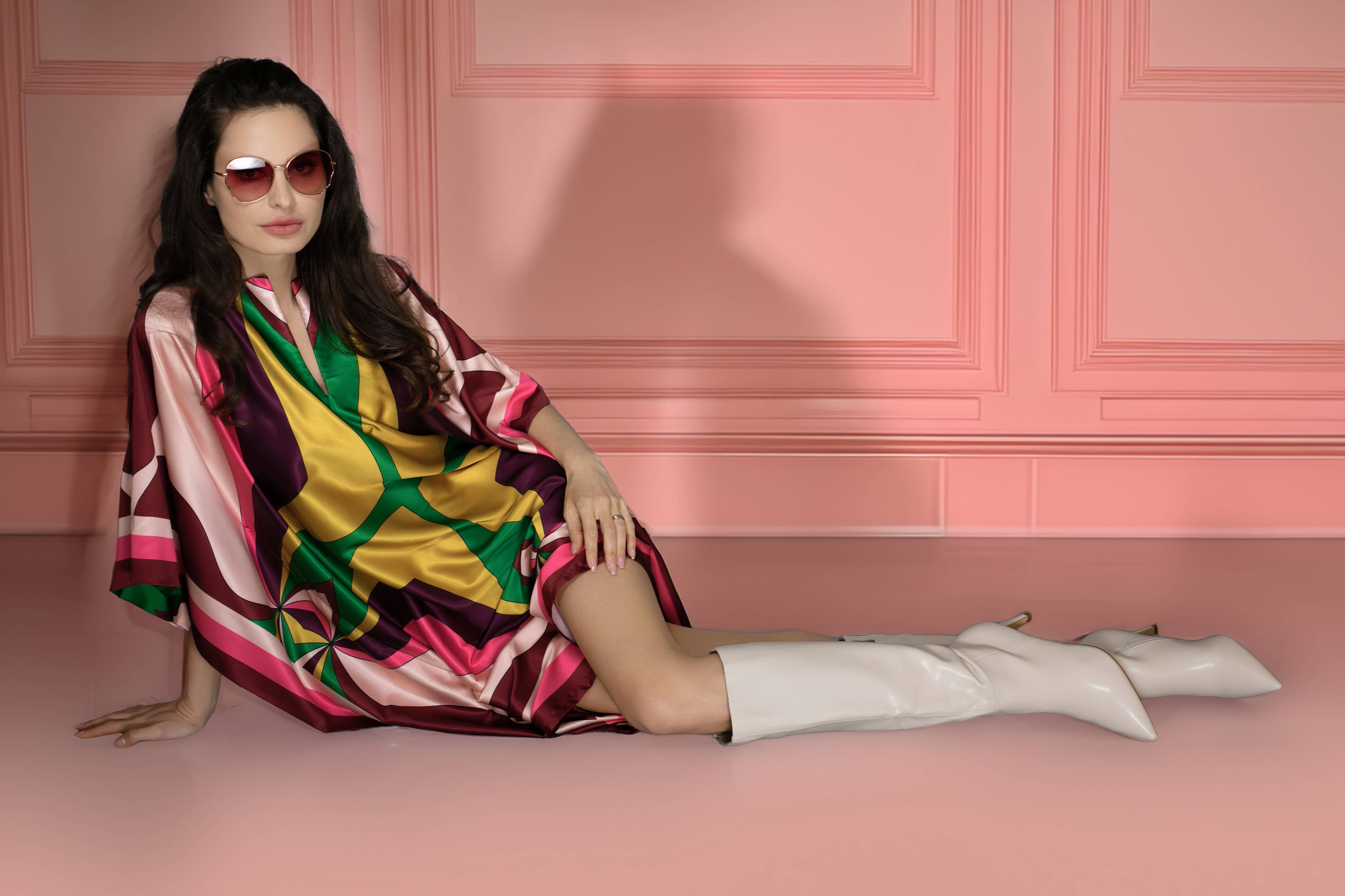 Roze multi Roze Abstracte Print Korte Satijnen Kaftan Jurk voor groothandel op Faire4