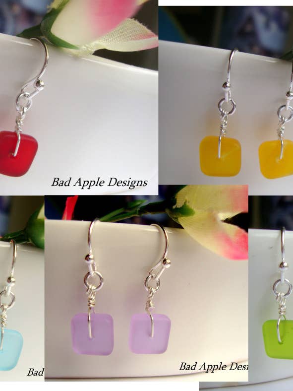 Orecchini pendenti quadrati piatti, rivolti in avanti, delicati in vetro marino satinato, gioielli minimalisti per la vendita all'ingrosso da parte di Bad Apple Designs