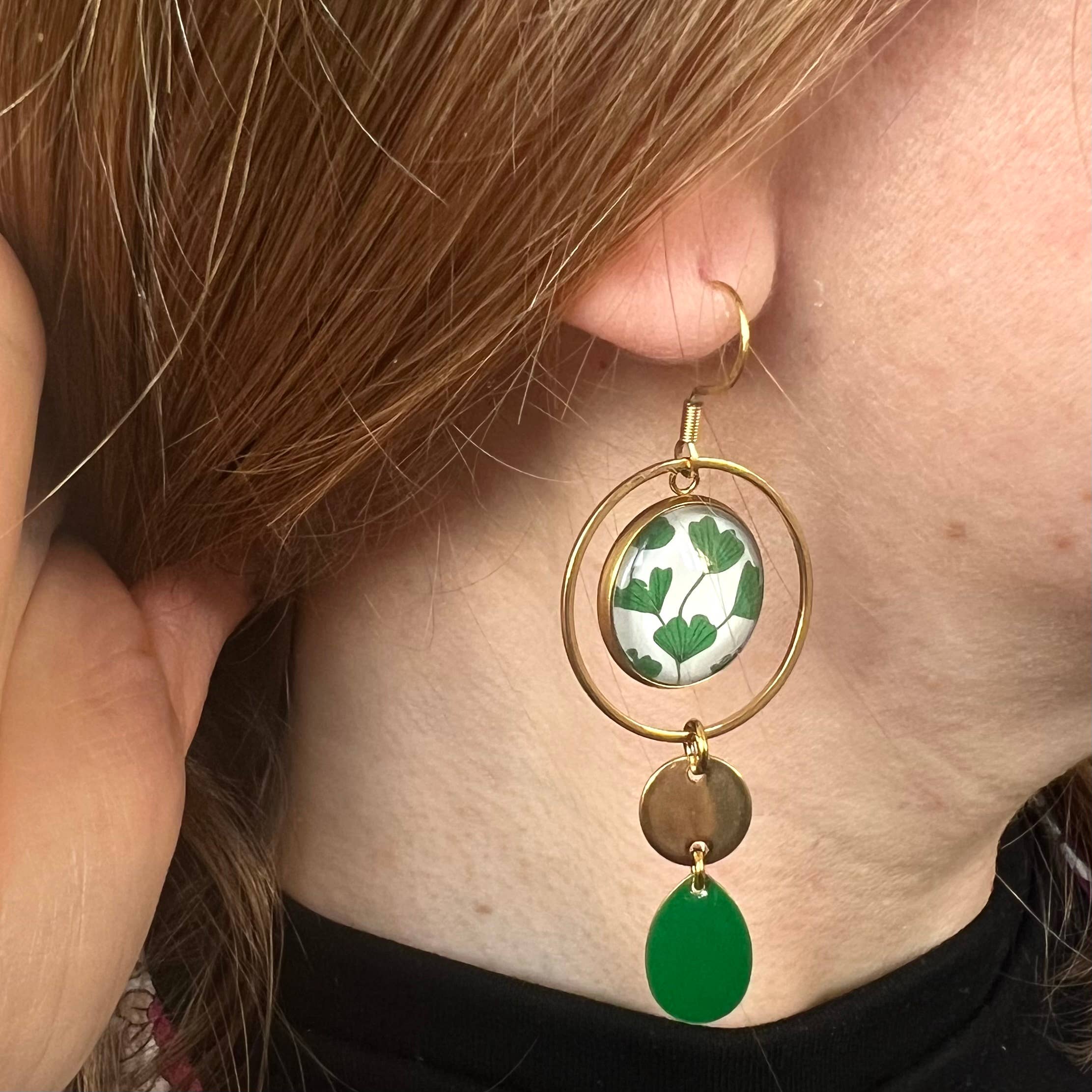 Dans l'Air du Temps Bijoux – Engroshandel Hængeøreringe og creoløreringe – Asymmetriske øreringe med ginkgo-blad i guldfinish eller sølvfinish4