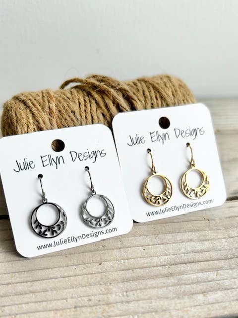 Brincos Redondos com Coroa de Hera por atacado de Julie Ellyn Designs