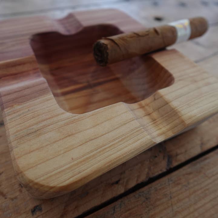 Cendrier à cigares en cèdre rouge de l'Indiana 11182024RC4 pour la vente par The Gant Collective