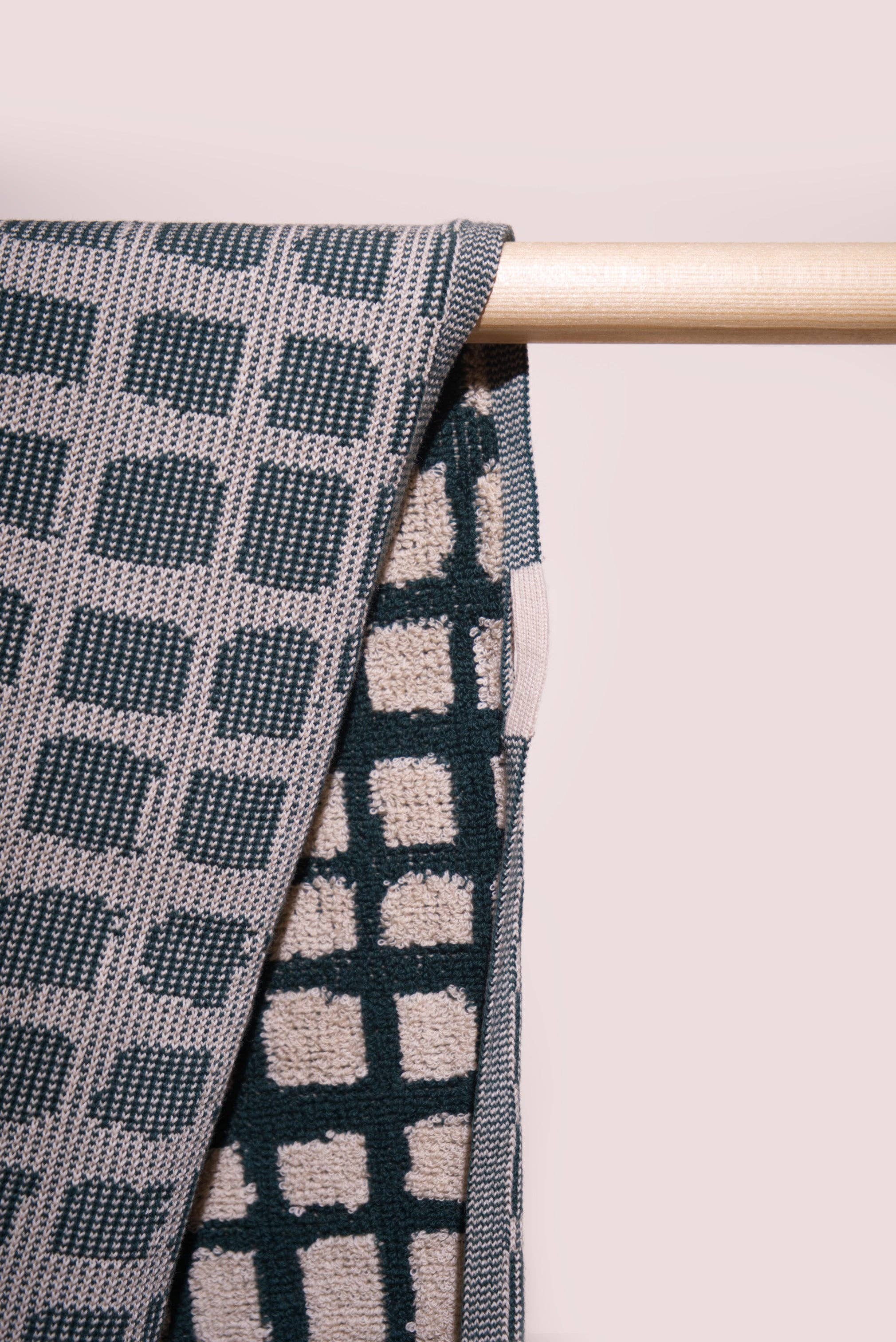 towel.studio – wholesale Strandhandduk – Bold Grid badhandduk i skogsgrönt2