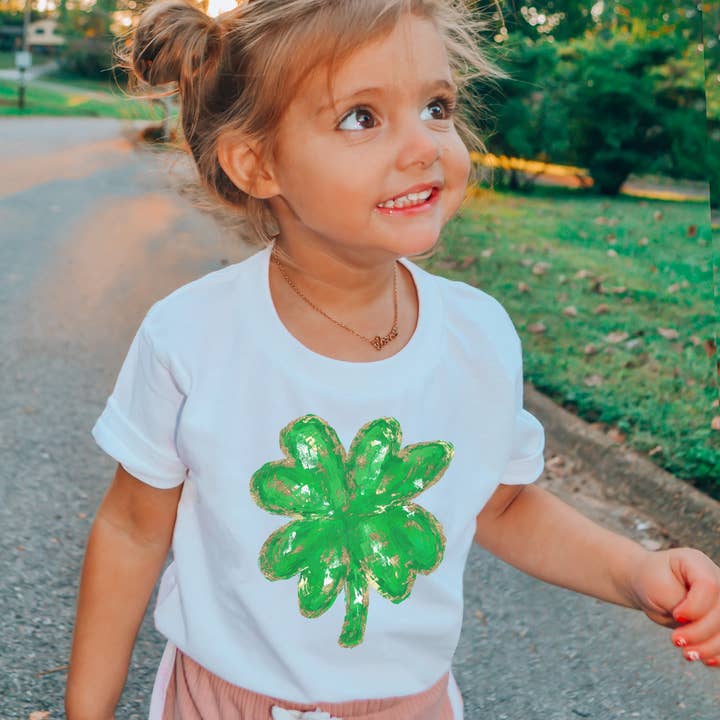 T-shirt en fausse feuille d'or pour tout-petits en forme de trèfle Shamrock pour la Saint-Patrick pour la vente par Painted Skies