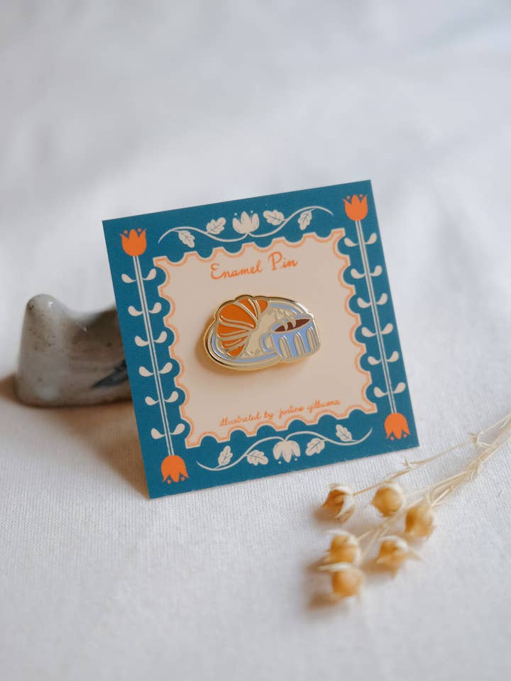 Épingle en émail croissant pour la vente par Justine Gilbuena