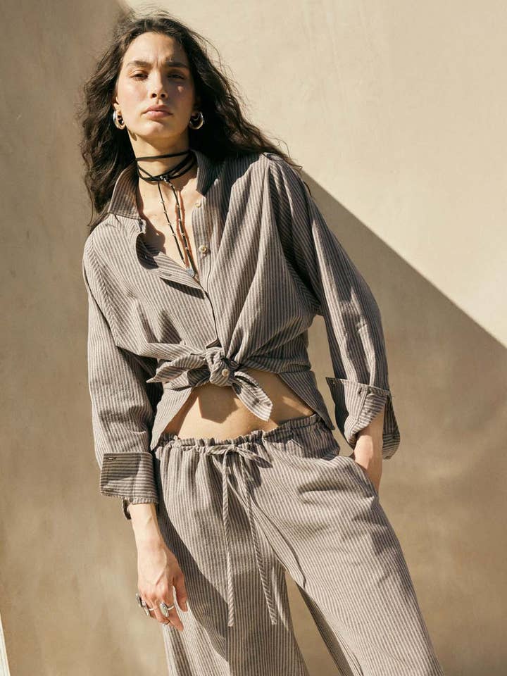 Camicia a righe ampia con bottoni per la vendita all'ingrosso da parte di Promesa USA