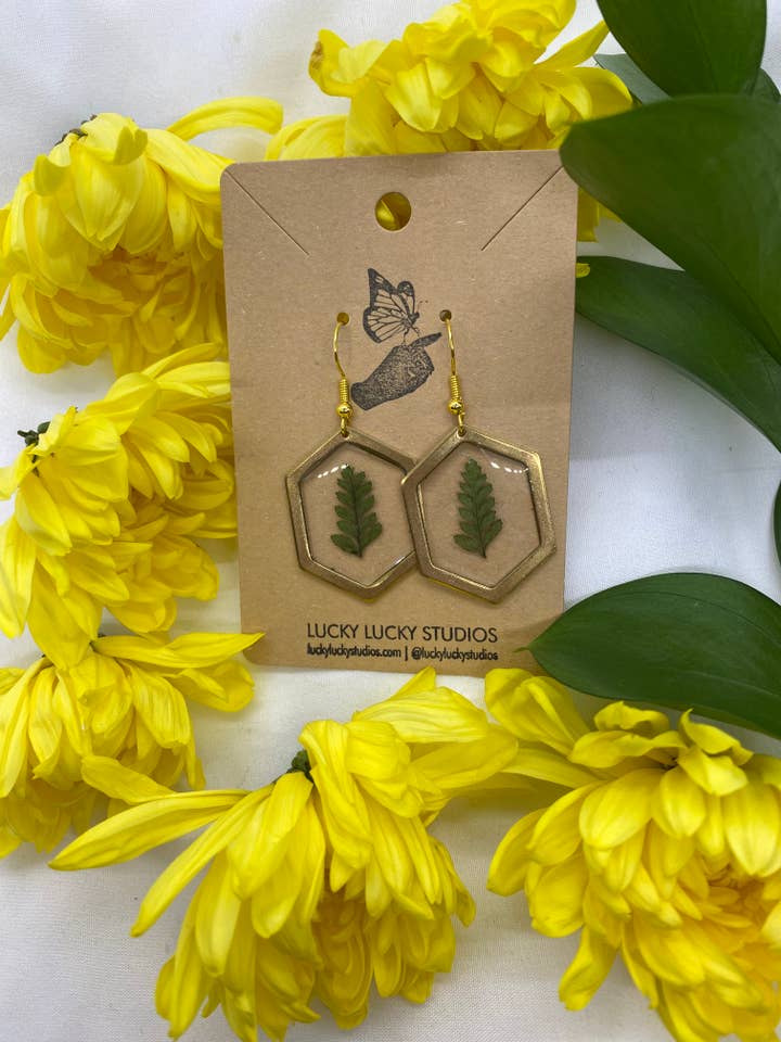 Äkta ormbunksörhängen (hexagoninfattning) för wholesale av Lucky Lucky Studios