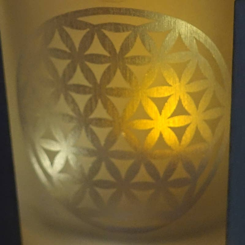 Graphic Home Editions - Venta al por mayor Candelabros - Portavelas de vidrio esmerilado grabado con diseño nórdico, soporte de madera7