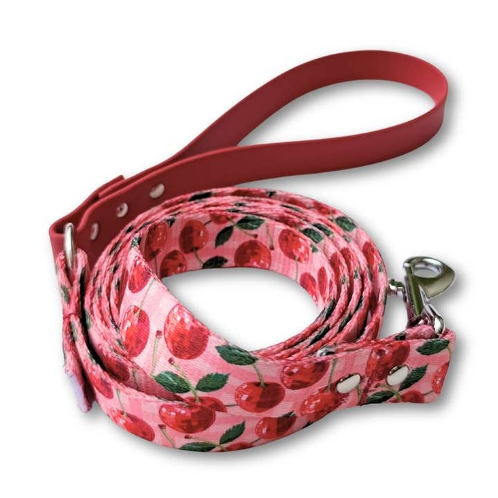Tov til hund i to materialer med diskokirsebærmønster for engroshandel hos Stylidog