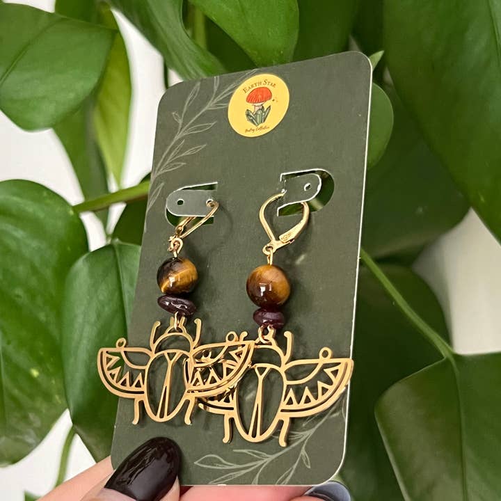 Earth Star Healing Collective – Brincos de argola por atacado – Brincos de Escaravelho com Olho de Tigre e Granada - Aço Dourado 24k1