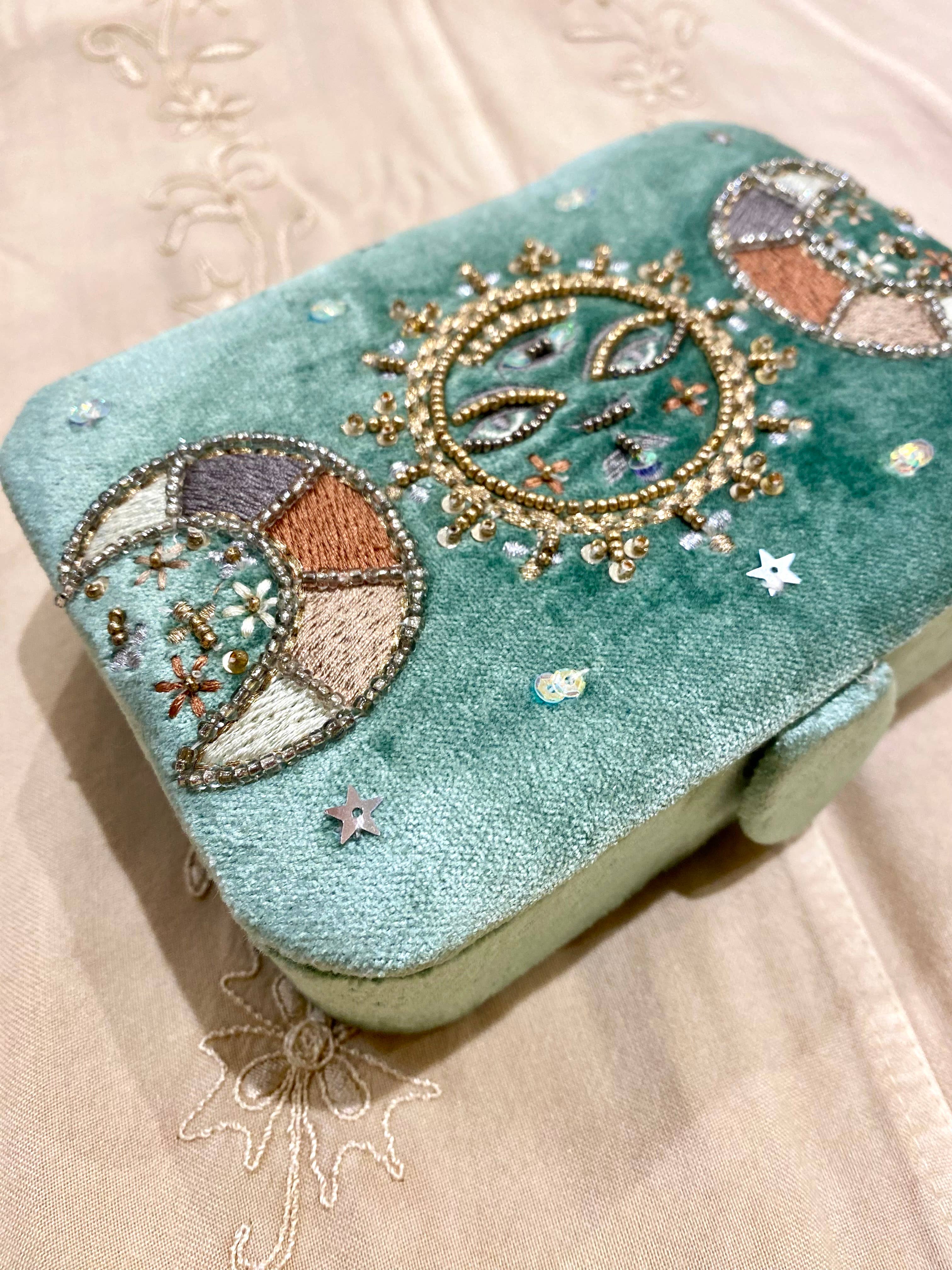 Temple of Treasure – wholesale Smyckeskrin och organisatörer – Sol Måne Ljusblå Sammet smyckeskrin1