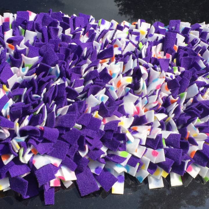 Maschinenwaschbar, einfach zu verstauen, aufrollbar, lila/gepunktet, Schnüffelmatte, Nasen-Arbeit für Haustiere, wählen Sie Ihre Größe, wählen Sie Ihre Größe für den Großhandel von Life’s A Treasure Mat