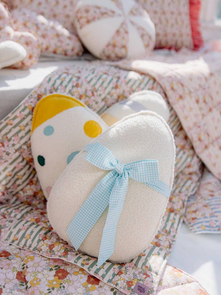 Fluffy Boucle Påskeægspude "Mint Sløjfe" for engroshandel hos Moi Mili