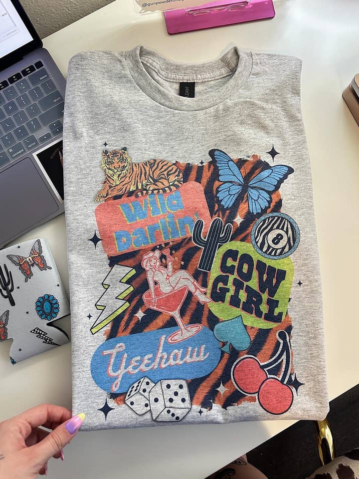 Wild Darlin' Collage T-shirt eller Tröja för wholesale av Gunpowder and Glam Boutique