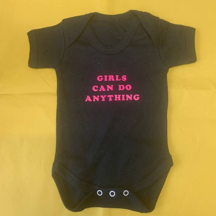 Meisjes kunnen alles doen met glitter babygroei - Braw Wee Emporium voor wholesale door Braw Wee