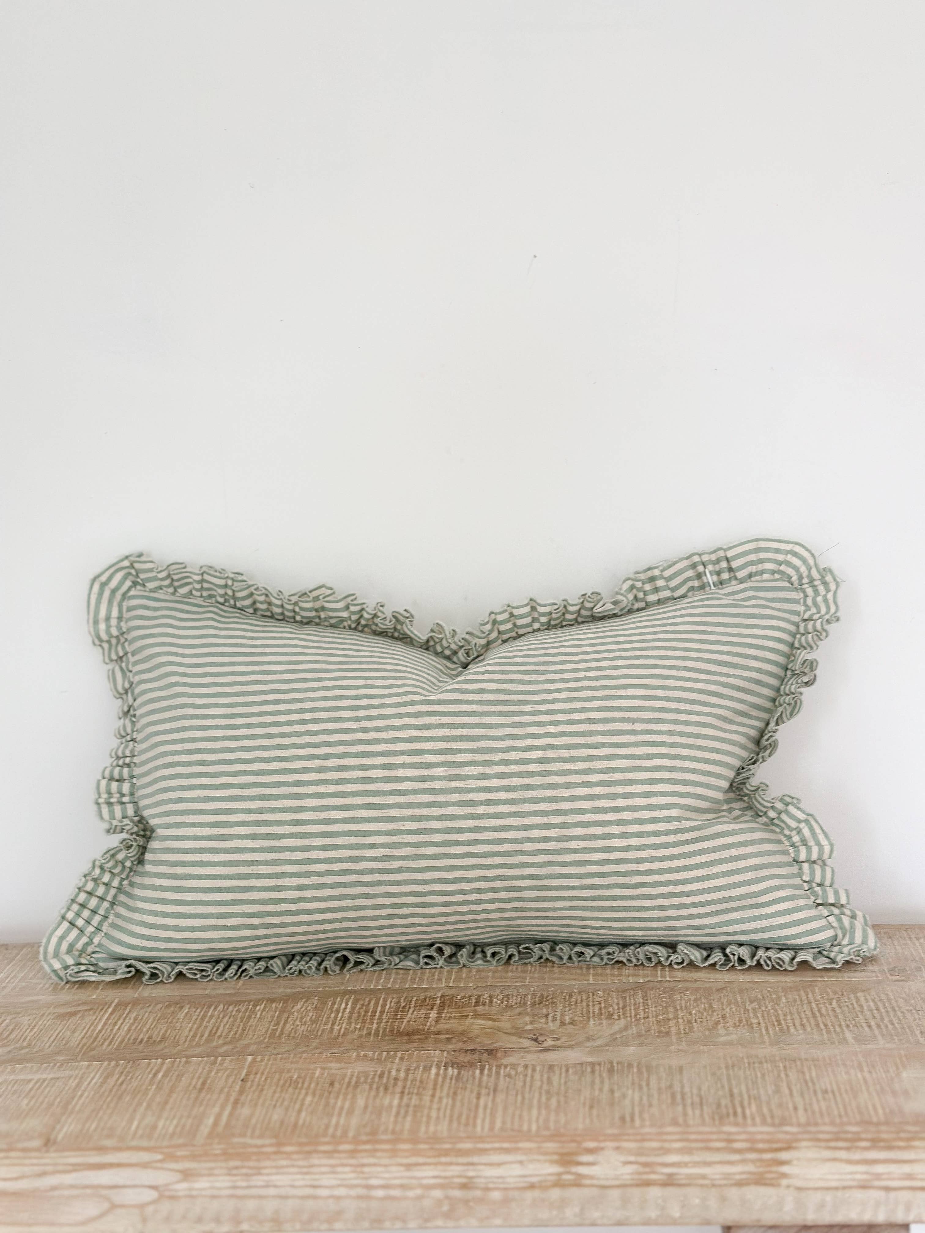 Ellenvale Trade - Vendita all'ingrosso Cuscini per sedie - Fodera per cuscino Darcy Ruffle in cotone 50x30 — Righe verde salvia 1