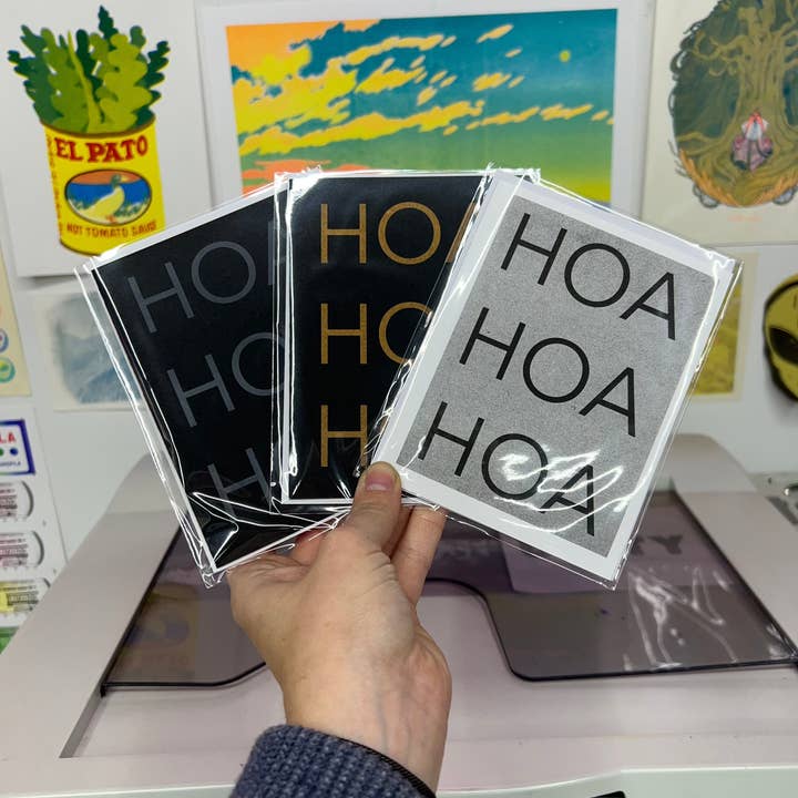 Det er HOA HOA HOA Sæson Tusmørke Risograftrykt Kort for engroshandel hos Punch Kiss Press