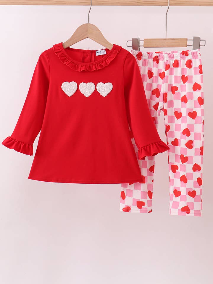 Ensemble pantalon à volants avec nœud français cœur rouge pour la vente par Mom & Co.